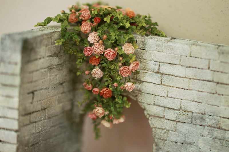 白い煉瓦壁と薔薇のアーチ